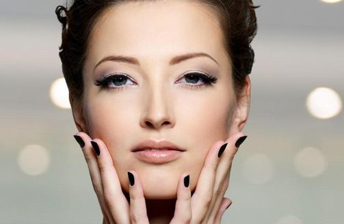 豐唇器成香腸嘴?化妝來救場