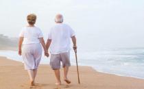 老人散步看體質 關節(jié)差別背手