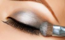 必學(xué)！適合亞洲人的煙熏眼妝技巧