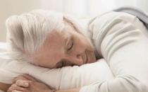 老人張嘴睡覺影響牙床傷肺胃