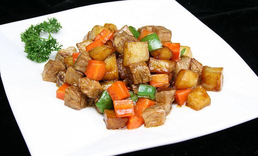 土豆燒牛肉怎么做？