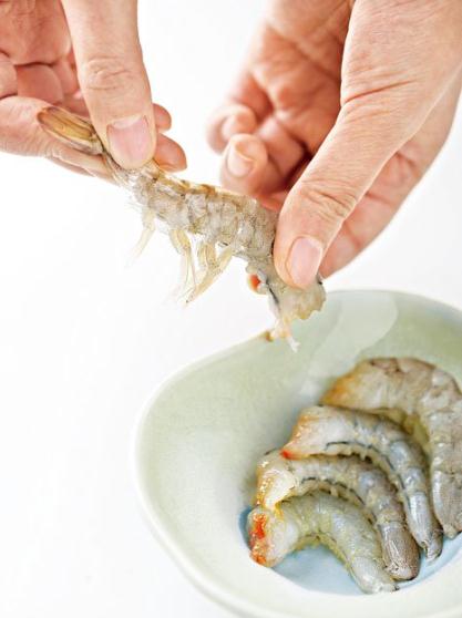 對(duì)蝦怎么去皮?大蝦去皮方法,怎樣給蝦去皮妙招:剝蝦先去第二節(jié)皮