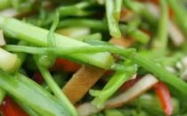 芹菜炒瘦肉美白又瘦身哦！