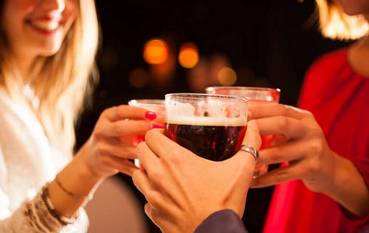 適當(dāng)?shù)淖晕冶┞赌軗碛泻椭C的人際