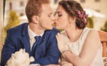 為什么男人喜歡摸女人的胸部？