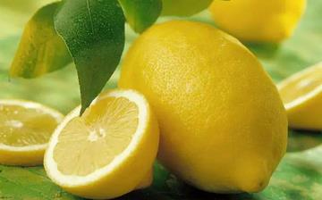 【檸檬】檸檬的功效與作用_檸檬上火嗎_檸檬怎么吃_檸檬片泡水的功效