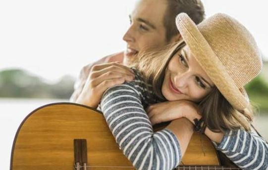 10個信號表明男人對你有興趣