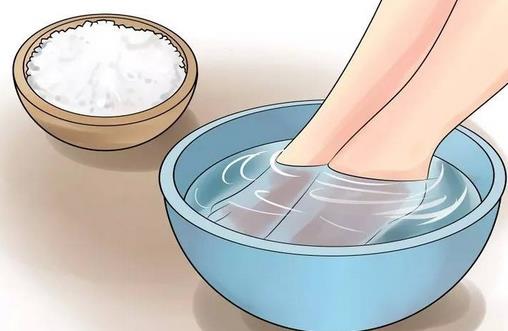用鹽水洗腳到底好嗎？