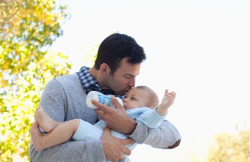 嬰兒溢奶應該怎么辦