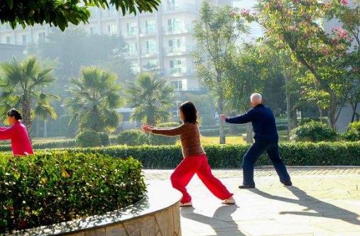 晨練之前要吃早飯嗎