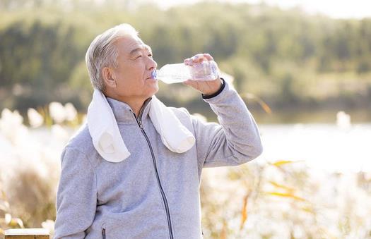 老年人光腳養生好奇妙