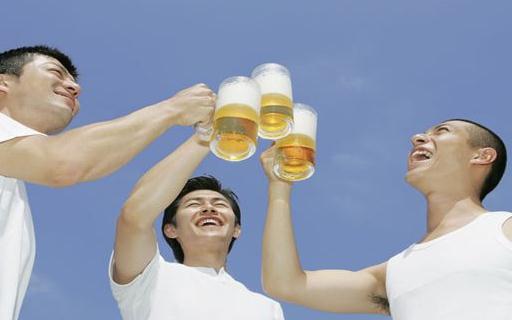 男人喝啤酒時不能吃什么