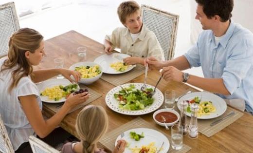 大吃大喝會增加胃部壓力!