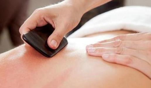 刮痧順經(jīng)絡是月子病最好的解藥