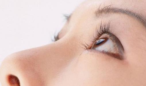 如何保護(hù)眼部肌膚不受損?