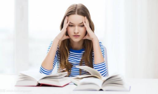 青春期的女孩別化濃妝!