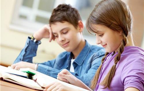 青春期的女孩別化濃妝!