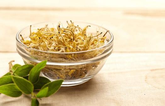 用金銀花泡水喝有什么好處