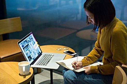 熬夜危害大易提前衰老 晚上睡不著覺應對妙招