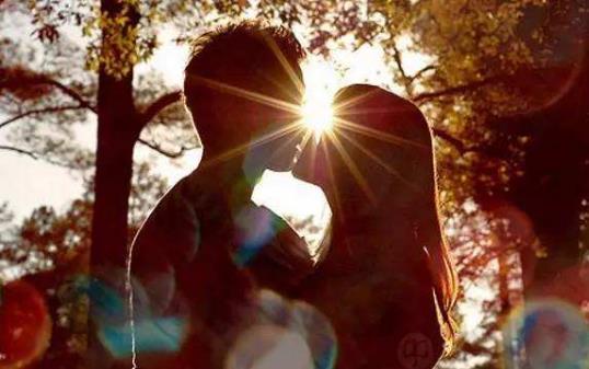 女孩子喜歡你會有的五大表現(xiàn) 表情動作透露好感