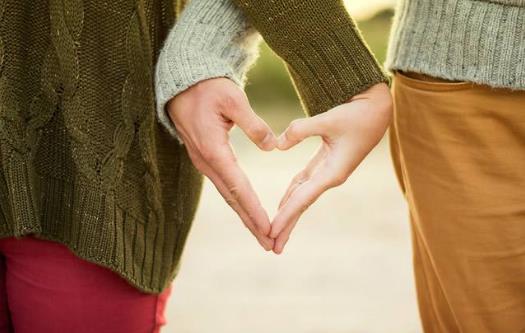 女孩子喜歡你會有的五大表現(xiàn) 表情動作透露好感