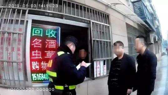 假酒!真瓶裝假茅臺(tái)騙術(shù) 嫌疑人借豪車賣貨