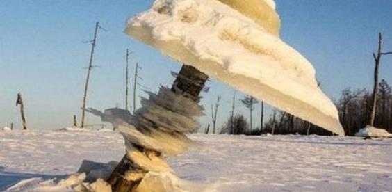 俄羅斯干干凈凈的水庫 一夜之間突然出現(xiàn)“冰蘑菇”