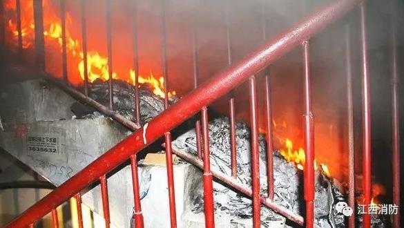 房屋著火夫妻25樓極限逃生 發(fā)生火災(zāi)跑還是不跑