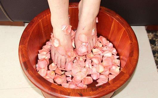 泡腳健康身體 泡腳加這些材料會有特殊的養(yǎng)生效果