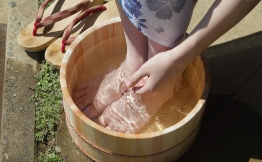 泡腳健康身體 泡腳加這些材料會有特殊的養(yǎng)生效果