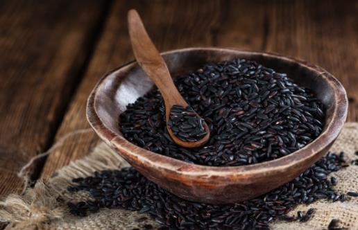 頭發枯燥、脫發怎么辦?醫生:常吃這三物,頭發烏黑柔順