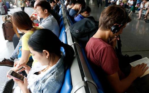 總玩手機(jī)脖子痛？手指痛？你可能是得了“手機(jī)病”