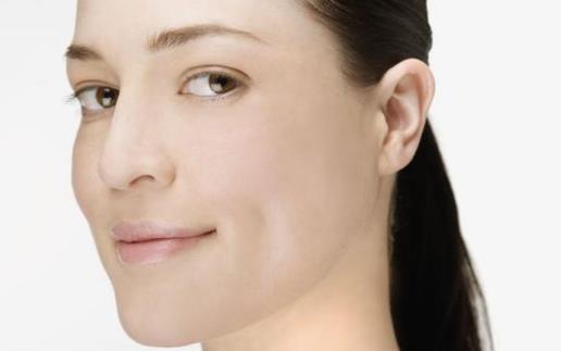 想醉倒在酒窩里 甜甜的酒窩可以后天形成哦