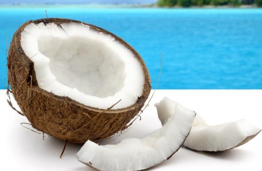 椰子光喝水太浪費了教你快速剝開椰子享用椰肉 