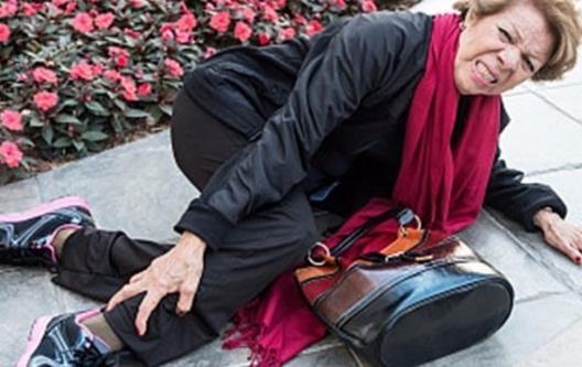 跌倒居然還有“正確姿勢?老人摔倒后如何把危害降到最低?