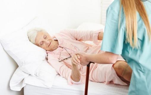 跌倒居然還有“正確姿勢?老人摔倒后如何把危害降到最低?