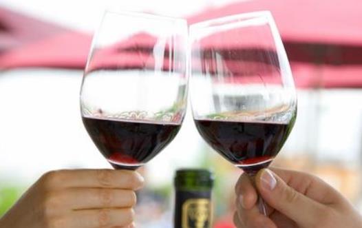 經(jīng)常赴酒場(chǎng) 酒桌上的喝酒禮儀不可不知