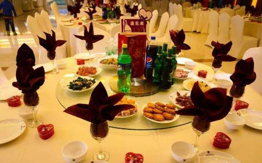 經(jīng)常赴酒場(chǎng) 酒桌上的喝酒禮儀不可不知