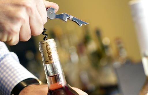 飲酒對(duì)身體真的沒有一點(diǎn)幫助 借酒消愁傷心淚流