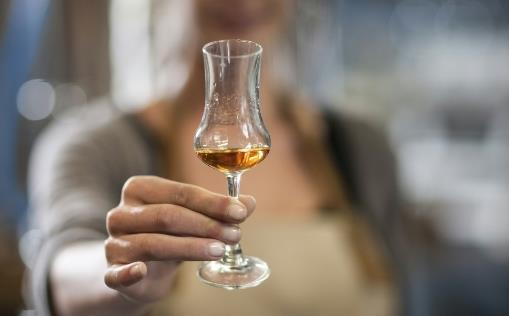 飲酒對(duì)身體真的沒有一點(diǎn)幫助 借酒消愁傷心淚流