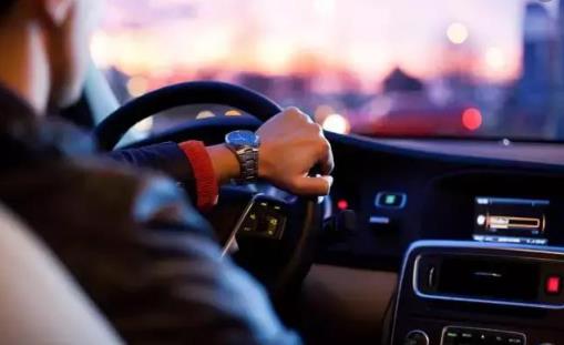 科學的駕駛姿勢你知道嗎? 途駕車時應注意哪些問題呢