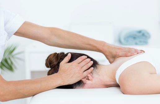 消除頸紋有妙招 日常按摩頸部補充適量的維生素