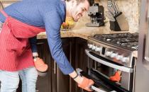 烤箱用久出現油漬臟亂 家庭烤箱的清洗方法