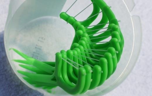 牙線使用小常識 牙線不可以重復(fù)使用