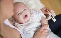 寶寶發(fā)燒 燒壞腦子不是因?yàn)榘l(fā)燒而是因?yàn)轱B內(nèi)感染