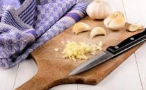 ?大蒜不只用來調(diào)料 大蒜養(yǎng)花促進發(fā)芽殺死蚜蟲