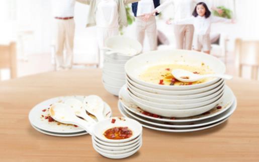 不少人洗碗還用洗潔精？蠢！教你用個小秒招，快速去油污