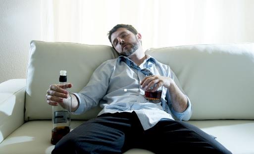 喝酒者,酒后少做4件事!喝酒時做到“3多、3少”,減少酒