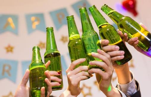 喝酒者,酒后少做4件事!喝酒時做到“3多、3少”,減少酒