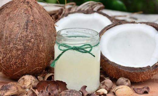 椰子光喝水太浪費了！教你快速剝開椰子享用椰肉很多人買